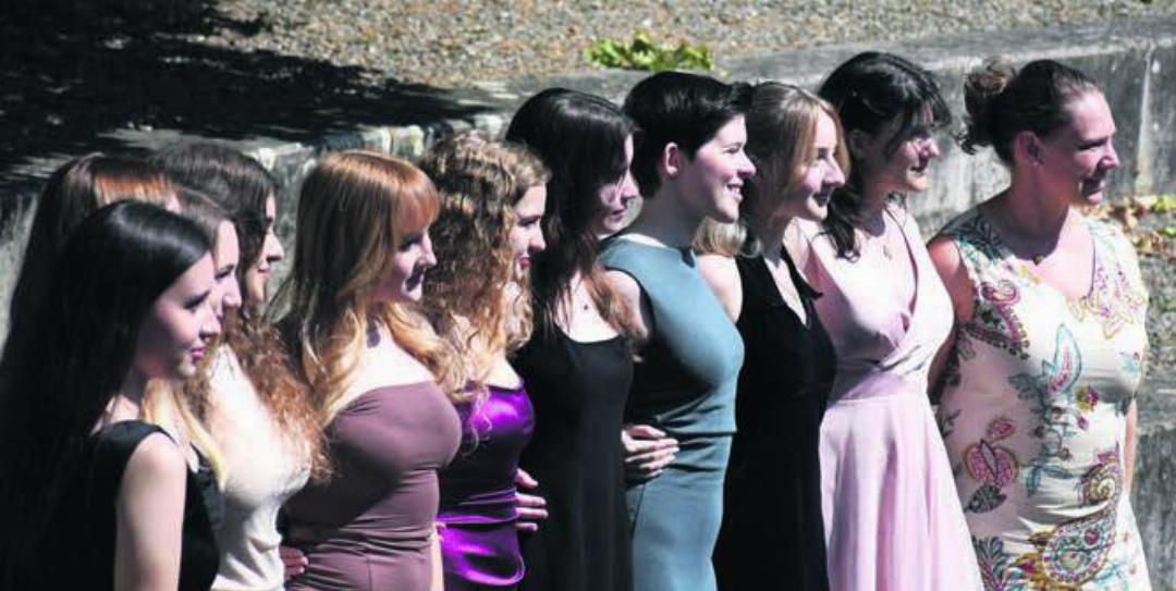Hübsch gemacht für den grossen Moment: Die jungen Frauen sind bereit für das Maturfeier-Klassenfoto. Bild: dm