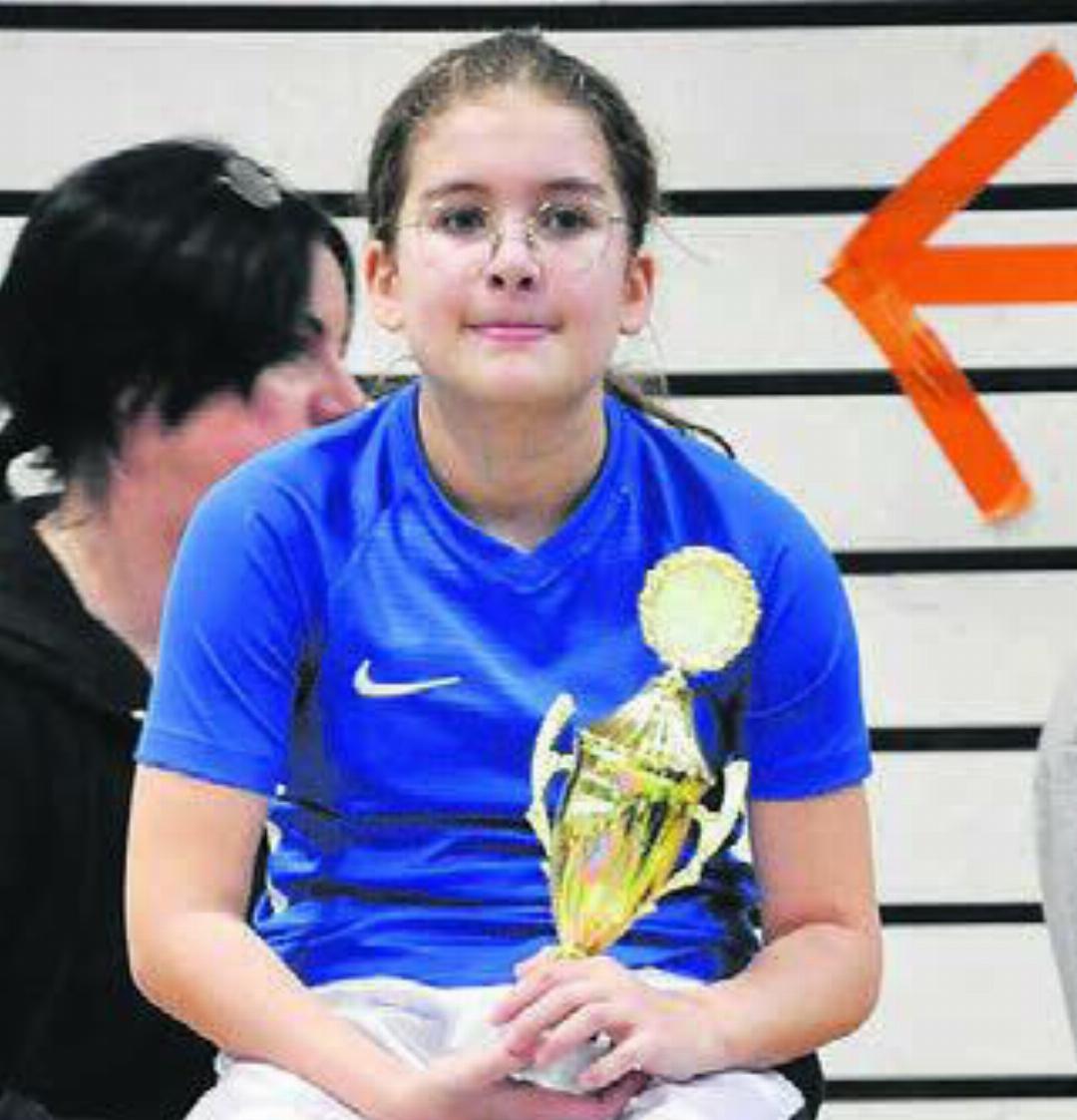 Stolz auf den Pokal: Anna Cerundolo, Tochter von Kampfrichter Toni Cerundolo.