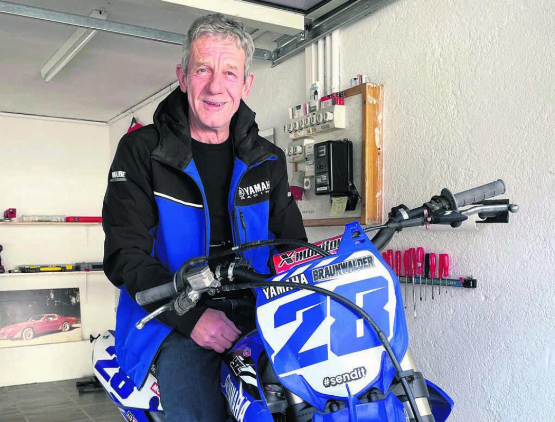 Otto Braunwalder auf seiner Yamaha in der Garage am Mattenhof: «Ich fahre, so lange es geht.» Bild: Stefan Sprenger