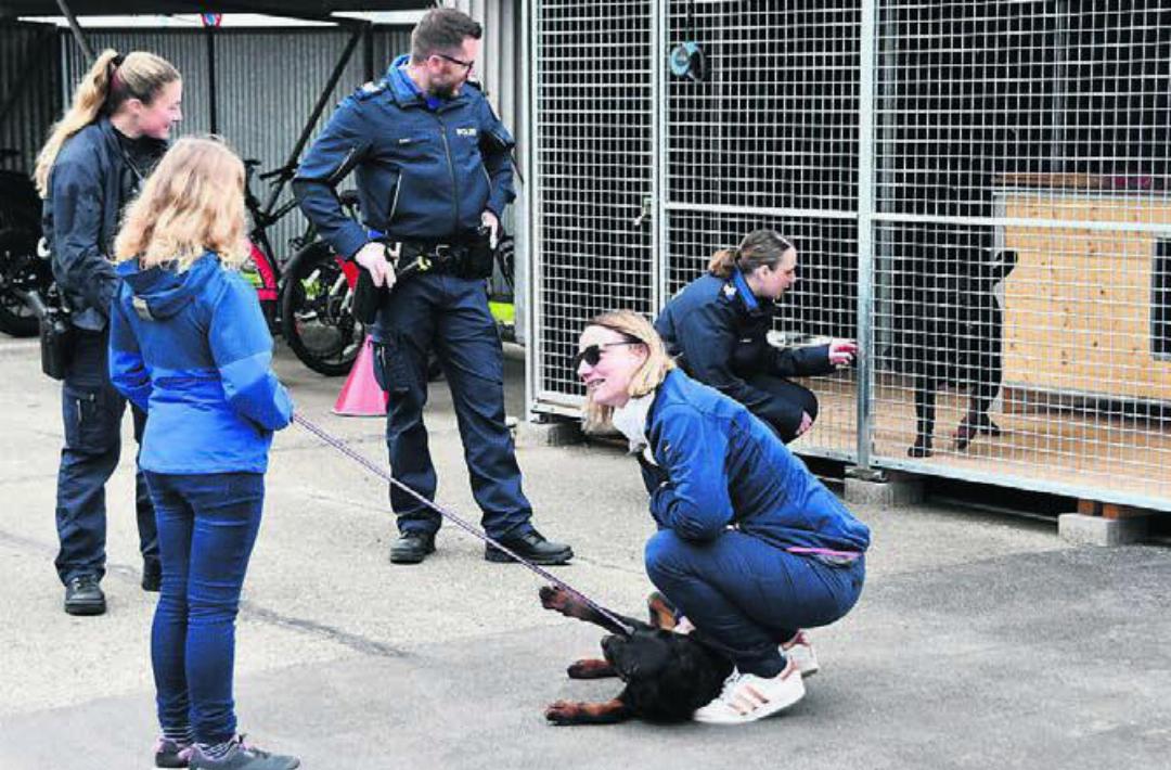 Der Zwinger für den Polizeihund war beliebter Treffpunkt am Besuchstag.