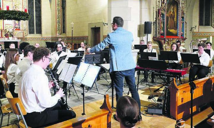 Musiziert wurde vor voll besetzten Kirchenbänken unter der Leitung von Roger Konrad. Bild: zg