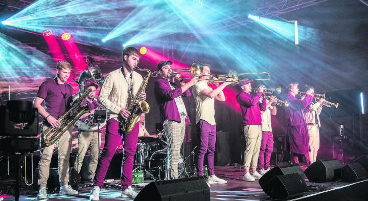 Die Band Brässkalation wird am Jubiläumsfest des Strohmuseums für musikalische Unterhaltung sorgen. Bild: pd