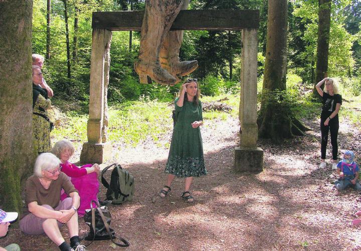 Sylvia Spiess lässt mit ihren Erzählungen die Anwesenden in unbekannte Welten eintauchen. Dabei gibt der Wald noch zusätzliche Mystik dazu. Bilder: Vincenz Brunner