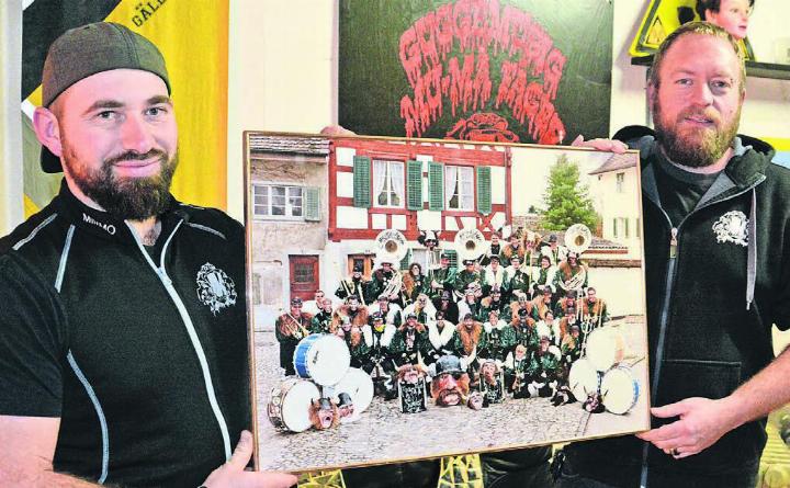 Mu-Mä-Fäger-Präsident Domenico De Masi (links) und Ball-OK-Präsident Markus Fischer führen mit den aktuellen Vereinsmitgliedern die 60-jährige Fasnachtstradition weiter. Bild: Roger Wetli