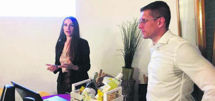 Vivienne Huber, SVP-Nationalratskandidatin aus Waltenschwil, und Miro Barp, Leiter Sicherheitsdienst der PDAG. Bild: zg