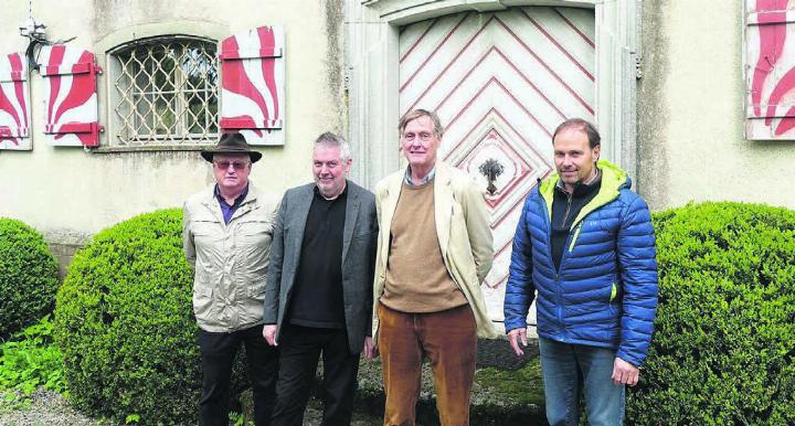 Urs Waltenspül, Sektion Aargau/Luzern Verband Freie Landschaft Schweiz, Heiri Knaus, Präsident Verein Pro Lindenberg, Nicolas Borsinger, Schlossbesitzer, und Dieter Bösch, Verein Pro Lindenberg (von links), wollen bis vor das Bundesgericht ziehen. Bild: Susanne Schild