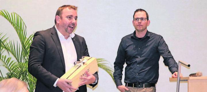 Gute Gastgeber trotz turbulenten Zeiten: René Heggli, Direktor und Leiter Firmenkunden Region Freiamt der Credit Suisse, und Marco Duschén, Präsident der Donatorenvereinigung des FC Wohlen (rechts). Bild: Daniel Marti