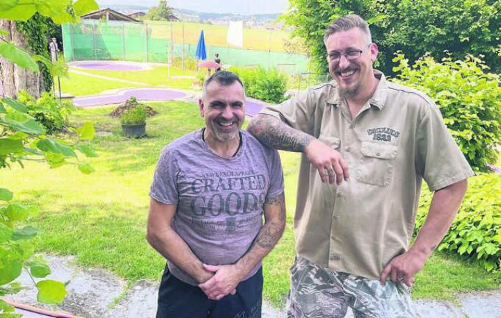 Max Steinmann (links) und Geschäftsführer Daniel Küng wollen das Minigolf Büelisacker wieder zum Leben erwecken. Bild: Stefan Sprenger