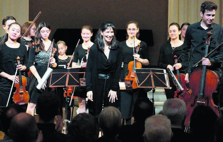 Für das grosse Auftaktkonzert wurde lange geübt: Dirigentin Anne-Cécile Gross (Mitte) und das Jugendorchester Freiamt. Bild: Archiv