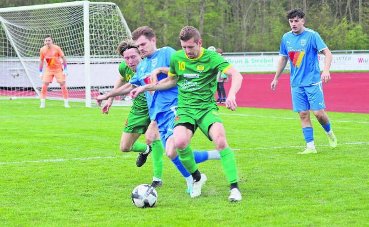 Nico Stadelmann (rechts) und Roger Pfyl kämpfen mit vereinten Kräften um den Ball. Trotzdem geht der FC Mutschellen einmal mehr als Verlierer vom Platz. Bild: Astrid Moser