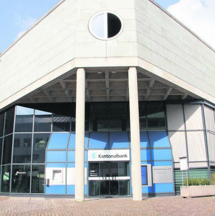 Der Freiämter Hauptsitz der AKB steht in Wohlen: Dieses Gebäude wird bald umfassend modernisiert. Bilder: pd/mo