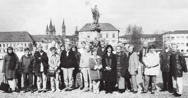 Vor der Residenz in Würzburg stellen sich die Frauen und Männer aus dem Freiamt für ein Erinnerungsfoto auf. Bild: Archiv