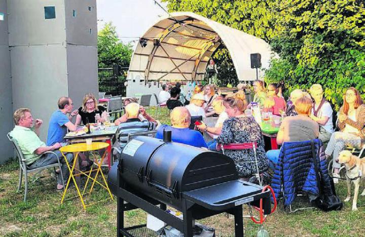 Die Besucher des Eröffnungsabends genossen das schöne Wetter, die stimmungsvolle Deko und den Auftritt von Mary Vogel. Bild: chh