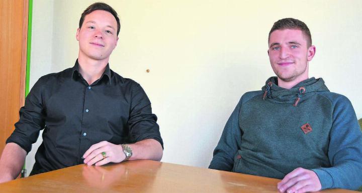 Dass gleich zwei unter 25-Jährige in einem Gemeinderat sitzen, ist nicht nur im Freiamt selten. Fabian Trüb (links) und Corsin Stöckli sind Gemeinderäte von Aristau. Bild: Annemarie Keusch