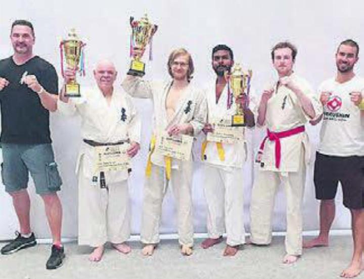Die Angliker (von links): Peter Hubschmid (Coach), Martin Berlinger, Nick Riva, Pavidiran Ramanathan, Marcel Lüthi und Benjamin Karasek (Coach). Bild: zg