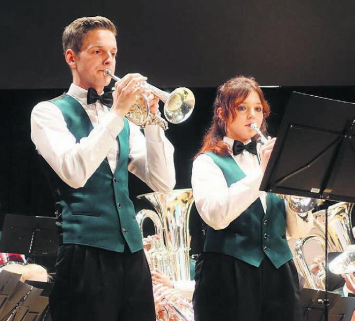 Simon Zehnder (links) am Cornet und Rahel Bircher am Flügelhorn begeistern das Publikum mit einem Duett der Extraklasse.