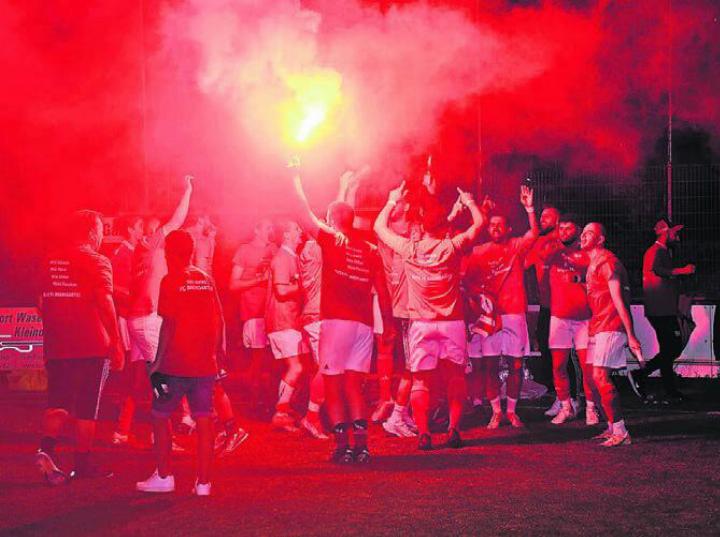 Ein Traum in Rot: Der FC Bremgarten feiert mit Pyromaterial.
