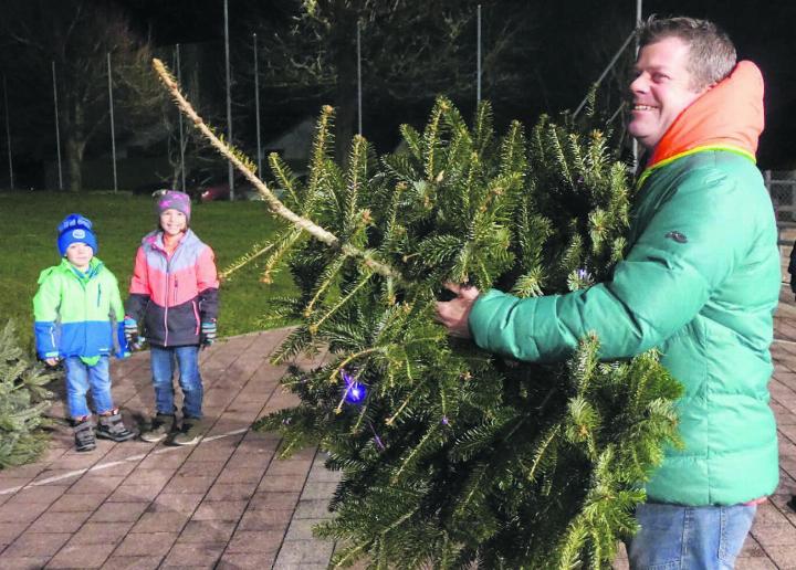 Ob nun Speer- oder Hammerwurf: Die Technik ist frei wählbar. Nur möglichst weit fliegen soll der Weihnachtsbaum. Bild: Susanne Schild