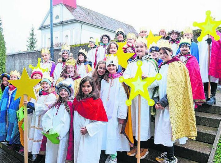 Die 30-köpfige Gruppe der Waltenschwiler Sternsinger. Bild: zg