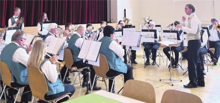 Die Musikanten und Musikantinnen spielten unter der Leitung von Andi Huber eine grosse Auswahl an bekannten Ohrwürmern. Bild: zg