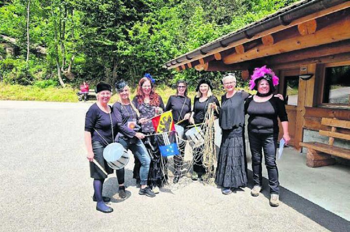Die Frauen der Gruppe verkleideten sich in der Tracht der Meitlitage und überzeugten damit das Team der Festung Waldbrand.