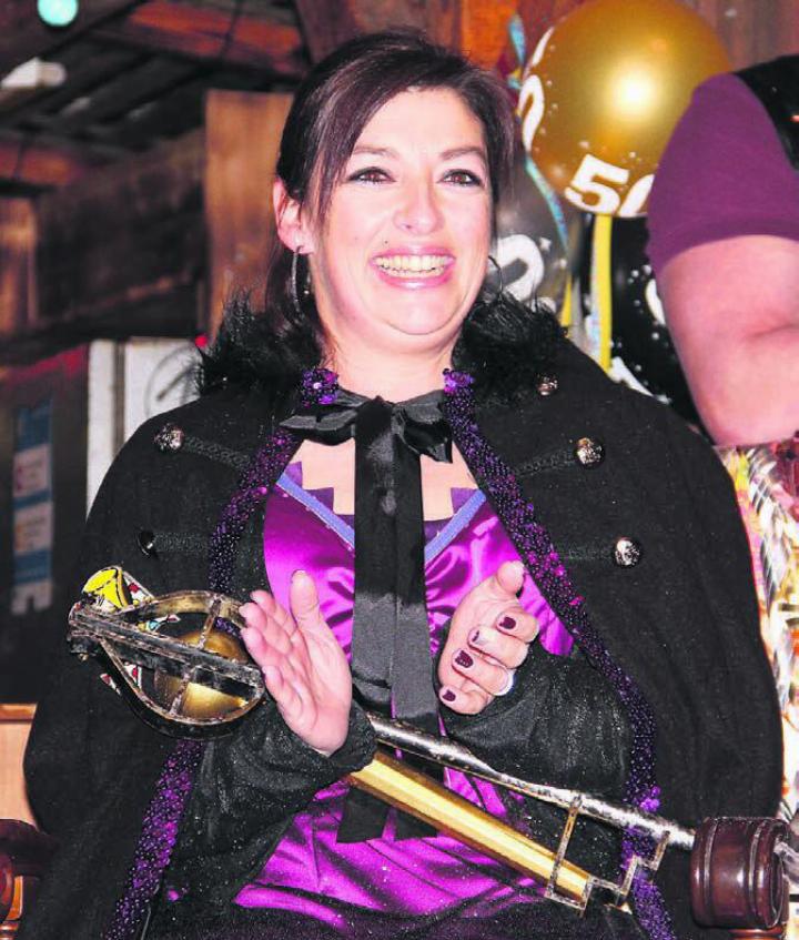 Mit Zepter und Schlüssel als 50. Jubiläums-Ehrenschränzerin ist Melanie Kleiner das neue Oberhaupt von Niederwil. Bilder: Monica Rast