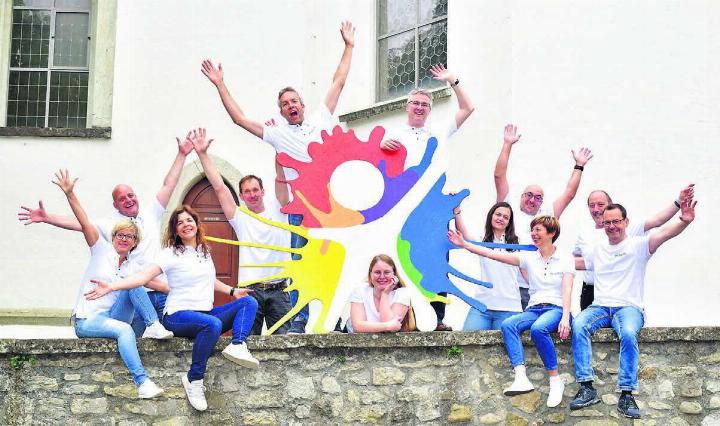 Das Organisationskomitee hat alles getan, damit am kommenden Wochenende gefeiert werden kann: ausgelassen, fröhlich und bunt. Genau so, wie es das Logo verspricht. Bild: zg