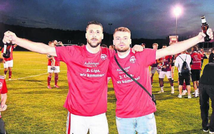 Bremgarten-Captain Tihomir Grabovica (links) feiert den Aufstieg mit dem verletzten Yves Furrer.
