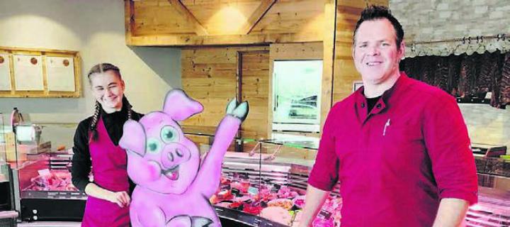 Freude beim Marti-Metzg-Team um Thomas Marti – der erweiterte Laden mit der zehn Meter langen Fleischauslage ist wieder offen. Bild: zg