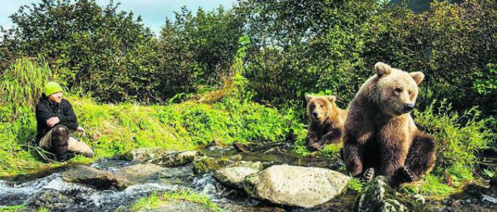 Forscher David Bittner setzt sich voll und ganz für den Schutz und den Erhalt der Bären in Alaska ein. Bild: pd