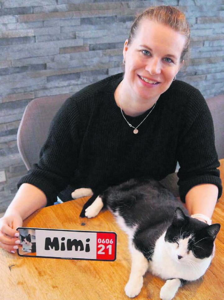 Ein Tierschild für die Katze Mimi. Solche und Kinderwagenschilder stellt Melanie Martin als Einzige in der Schweiz in diesem Rahmen her. Bild: zg