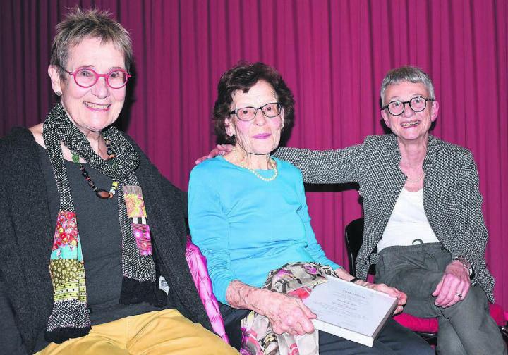 Der Lokalhistorikerin Edith Karpf (Mitte) wurde die Ehrenmitgliedschaft verliehen. Die Urkunde wurde ihr von den Co-Präsidentinnen Corinne Wagner (rechts) und Elsbeth Wyss überreicht. Bild: Erika Obrist
