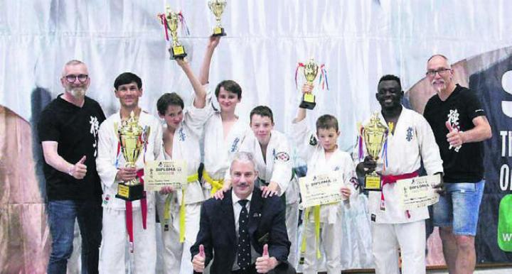 Die Wohler am Trimmiser Cup. Hinten, von links: Roland Konrad (Coach), Kashmir Islami, Cédric Küchler, Yannick Küchler, Sascha Hoffmann, Nils Hoffmann, Martin Ngapout, Erich-Andreas Bürgisser (Coach). Vorne: Raphael Gauch (Schiedsrichter). Bild: zg