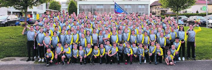 Die Merenschwander Turnfamilie wächst Jahr für Jahr, das wird beim obligaten Vereinsfoto sichtbar. Bild: zg