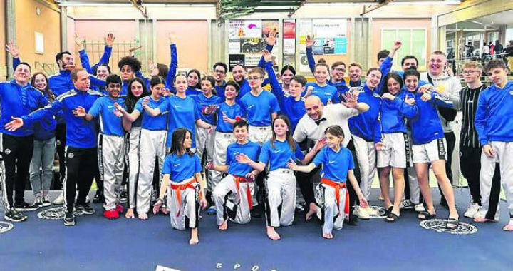 Die Delegation von Kickboxing Wohlen in Reinach. Bild: zg
