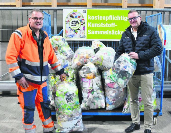 Das Plastiktrennen ist eine gute Sache, finden Daniel Schmitter, Leiter des Werkhofs, und Gemeinderat Jörg Ackermann. Ein Grossteil der Bevölkerung macht mit. Bild: Annemarie Keusch