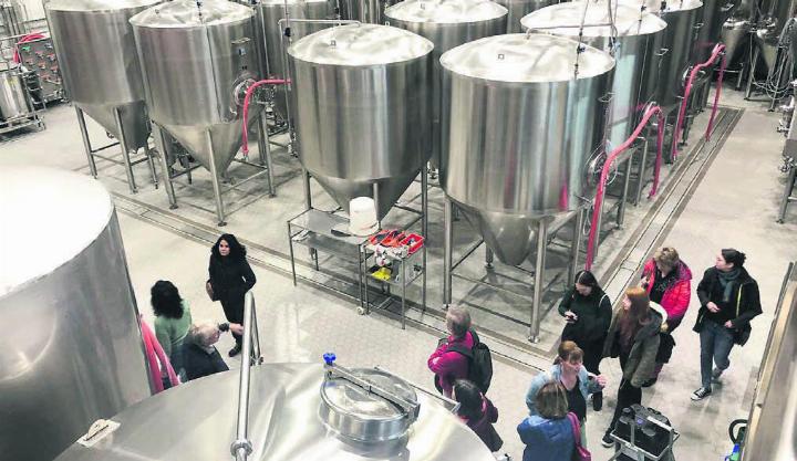 In den vielen Tanks findet der Gärprozess statt. Die Teilnehmer der angebotenen Führungen durften alle Bereiche des Betriebs anschauen. Bilder: Britta Müller