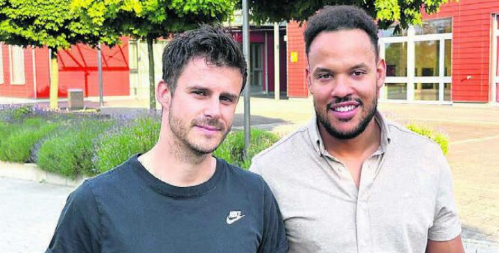 FC-Sins-Spielertrainer Samuel Lustenberger verlängert und holt Calderon Mavembo in den Staff. Bild: zg