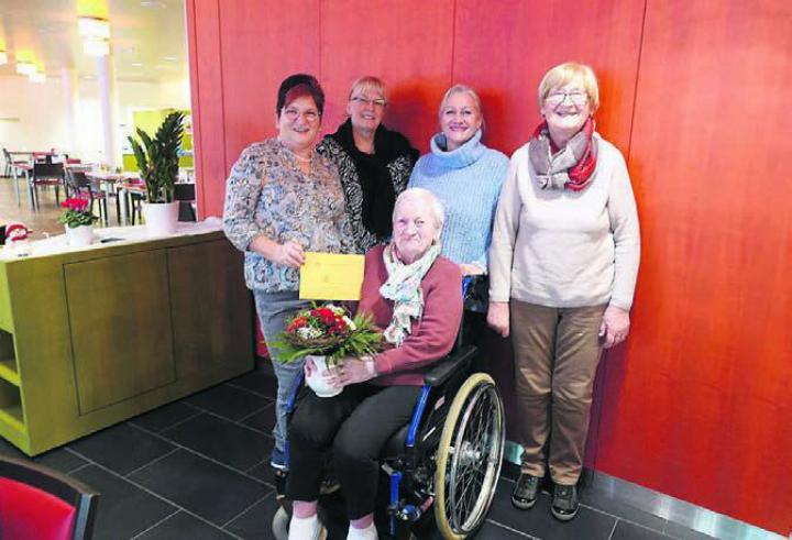 Vorne Jubilarin Romy Breitschmid, hinten v. l. Silvia Gygax, Turnbetrieb, Kassierin Daniela Wüest, Präsidentin Claudia Faoro und Christa Fust, Aktuarin. Bild: zg