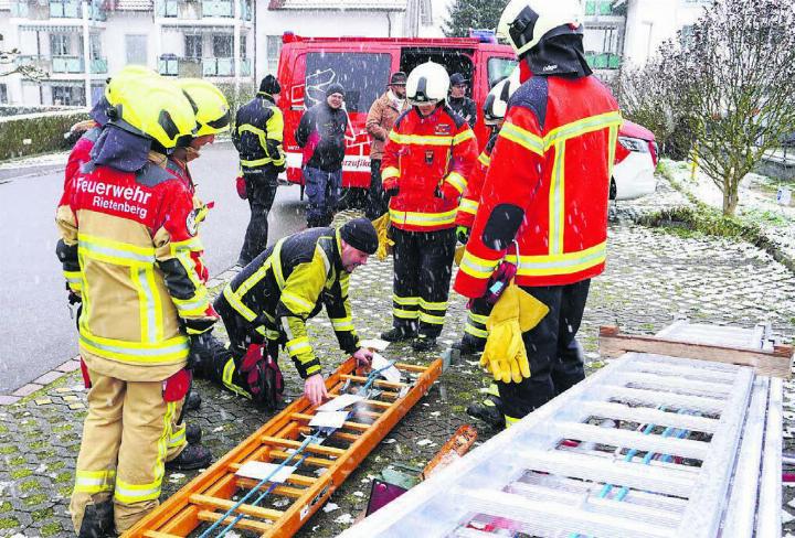 Beim Rettungsdienst wird den neuen Feuerwehrmännern und -frauen erklärt, dass sie sich immer nur an den Sprossen der Leiter halten sollen. Bilder: Hans Rechsteiner