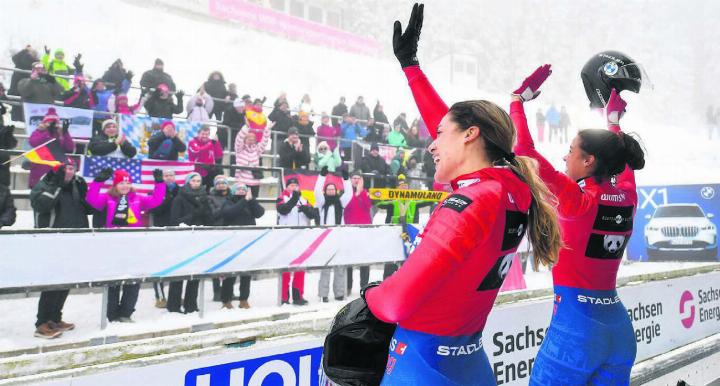 Explosion von Emotionen: Melanie Hasler (rechts) feiert mit den Bob-Fans in Altenberg den Gewinn ihrer Silbermedaille. Es ist ihre erste internationale Medaille. Am nächsten Wochenende an der WM in St. Moritz könnte die nächste folgen. Bilder: zg