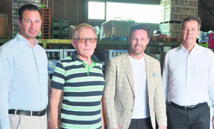 50 Jahre war Tony Imbach im Getränkehandel tätig. Nun übergibt er diesen Geschäftszweig an die Schüwo Trink-Kultur in Wohlen. Von links: Adrian Schürmann, Tony Imbach, Christoph Schürmann und Urs Schürmann. Bild: Sabrina Salm