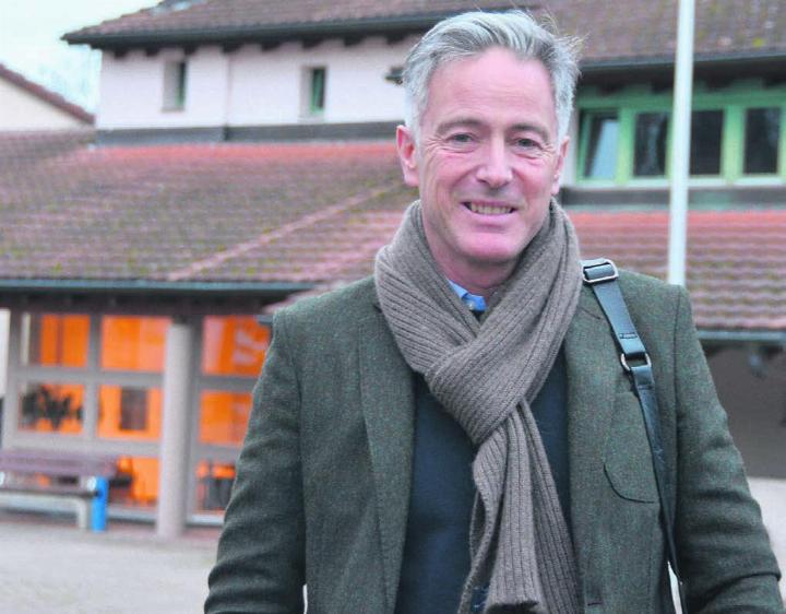 Gino Fiorentin auf dem Dorfplatz des Murimoos. Sich für die Institution einzusetzen, das gefällt ihm. Bild: Annemarie Keusch