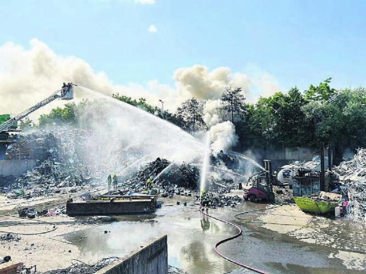 Die Feuerwehr Waltenschwil konnte umgehend mit den Löscharbeiten beginnen. Bild: pz
