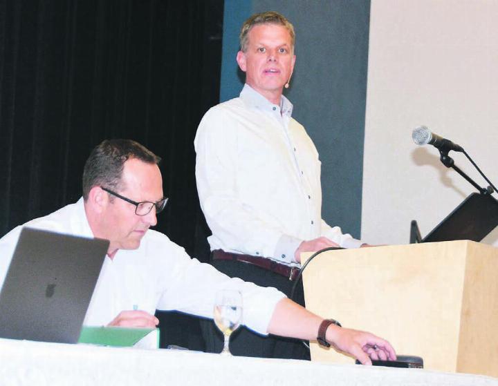 Gemeinderat Pascal Vontobel vertrat die Meinung des Gemeinderates zum Projekt Sanierung Sportplatz und erklärte die Argumente. Bild: Annemarie Keusch