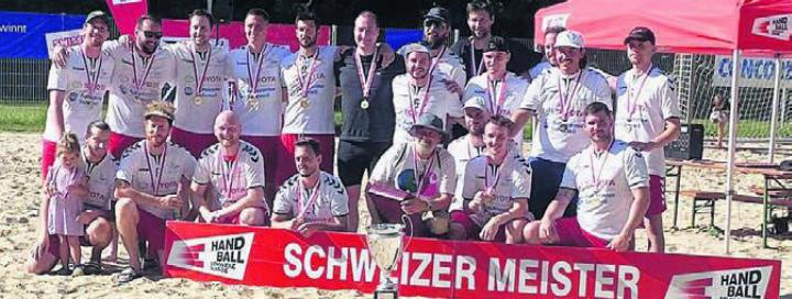 Der TV Zofingen mit den Freiämtern Andreas Stierli, Manuel Frey, Adrian Studerus und Tobias Estermann feiert den Schweizer-Meister-Titel. Bild: zg