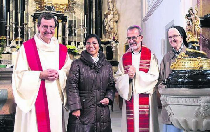 Sie genossen die Begegnung, von links: Pfarrer Zimmermann, Schwester Flormita, Erzbischof Múnera und Schwester Angela am Taufstein der heiligen Maria.