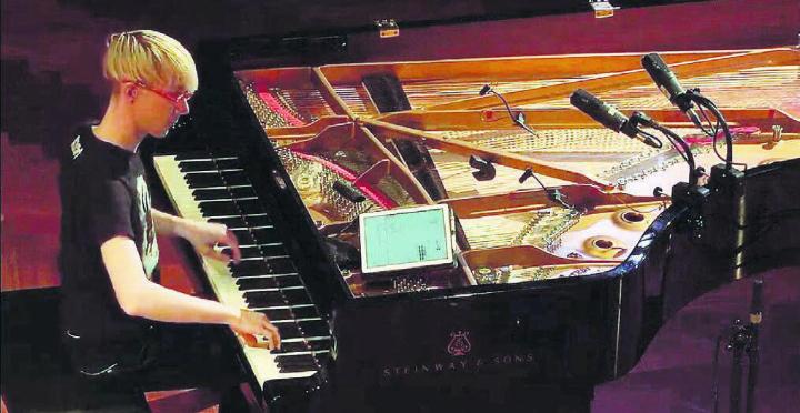 Seit 34 Jahren ist das Klavierspielen die Berufung von Coco Schwarz – und sie kann davon leben.