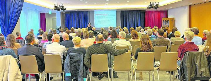 Grosses Interesse für das hochaktuelle Thema, wie sich die steigende Lebenserwartung auf die Eltern-Kind-Beziehung auswirkt. Bilder: Walter Minder