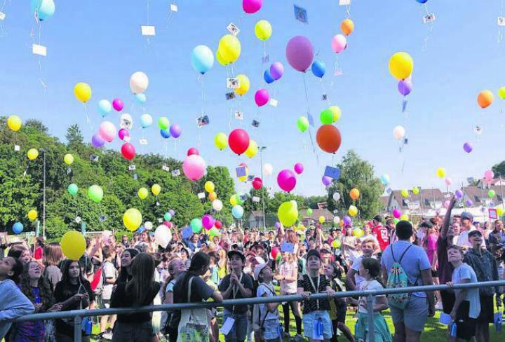 Startschuss mit Luftballons – wer seine Karte zurückgeschickt bekommt, erhält mehr Pausenzeit. Bilder: gvd/mub